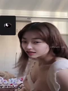 贵州工业大学周晓云与男友裸聊视频被室友泄密粉嫩的美乳特别骚