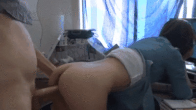 电脑桌前被男友后入猛操圆润美臀娇喘呻吟.